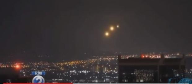 Enigmáticas luzes atraem atenção dos moradores. Marinha e Departamento de Defesa se manifestam a respeito (KHON2) Enigmáticas luzes atraem atenção dos moradores. Marinha e Departamento de Defesa se manifestam a respeito (KHON2)