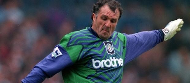John Burridge haciendo un saque de meta defendiendo los colores del Manchester City (Read but no red) John Burridge haciendo un saque de meta defendiendo los colores del Manchester City (Read but no red)