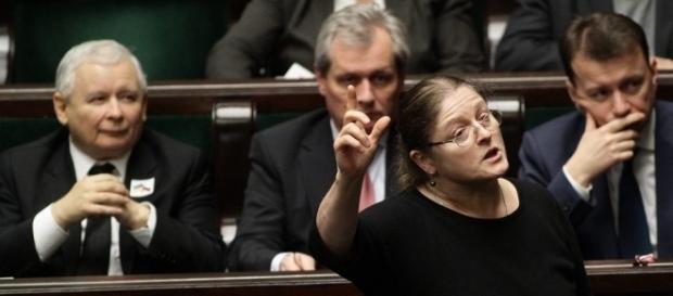Posłanka Krystyna Pawłowicz i jej oburzające wypowiedzi (fot. wyborcza.pl) Posłanka Krystyna Pawłowicz i jej oburzające wypowiedzi (fot. wyborcza.pl)