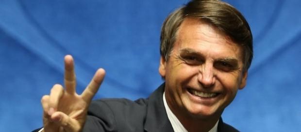Quase empatado com Lula, Bolsonaro é o favorito com a ausência do líder petista Quase empatado com Lula, Bolsonaro é o favorito com a ausência do líder petista