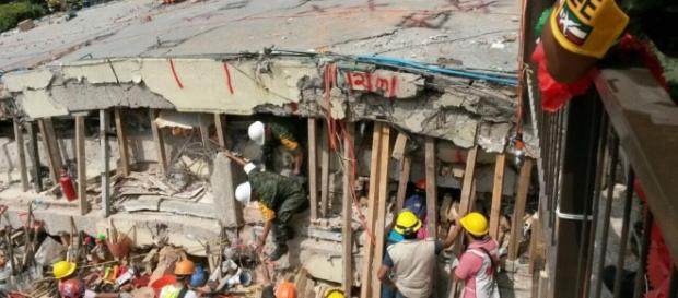 Sismo. Rescate de niños en Colegio Enrique Rébsamen - com.mx Sismo. Rescate de niños en Colegio Enrique Rébsamen - com.mx