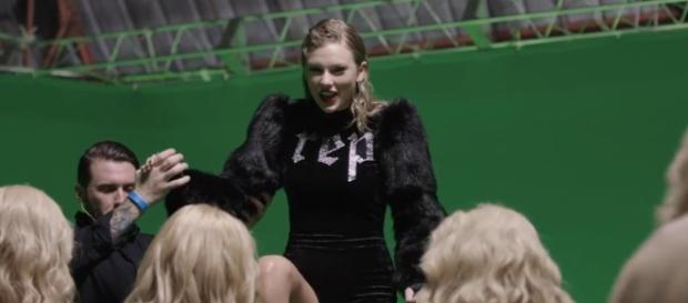 Taylor Swift in 'Look What You Made Me Do.' (image source: YouTube/Taylor Swift) Taylor Swift in 'Look What You Made Me Do.' (image source: YouTube/Taylor Swift)