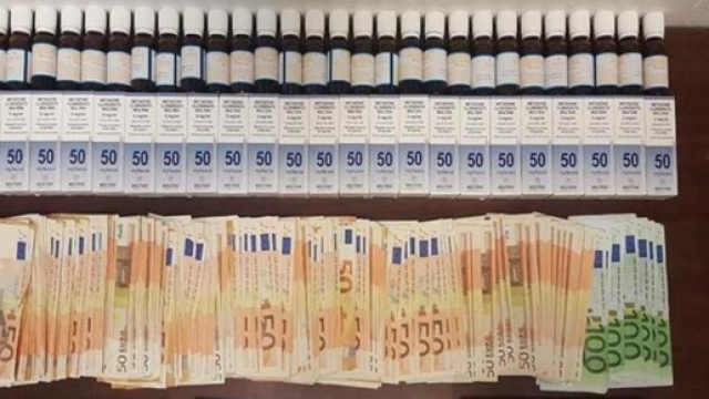 Il denaro e la droga sequestrata dalla Polizia e della Finanza. Nelle foto piccole in basso a destra, i tre arrestati.