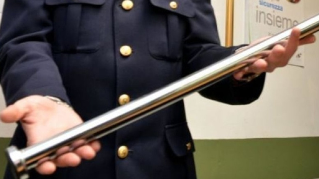 Immigrato armato di spranga semina il panico. Immagine di repertorio dal web.