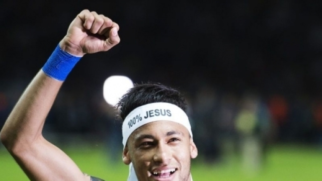 Neymar, chrétien assidu, reverse 10% de son salaire aux Eglises évangélistes.