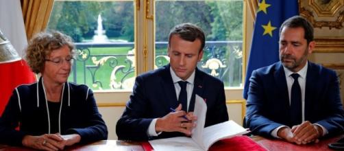 Loi travail: Emmanuel Macron a signé en direct à la télévision les ... - challenges.fr