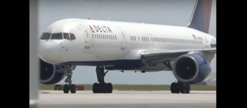 Delta Air Lines plane. (Image from kuamnews/Youtube)