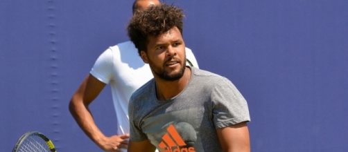 Jo-Wilfried Tsonga during a practice. [Image via Carine06/Flickr]