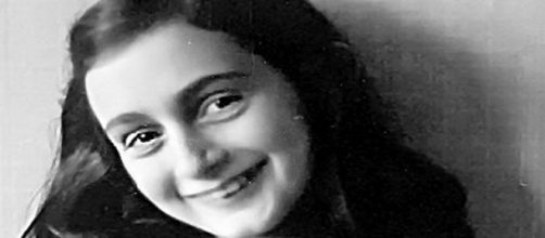 Nella foto, la giovane scrittrice Anne Frank