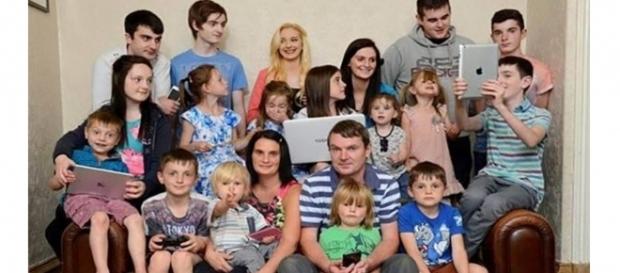 Família Radford, a maior família do Reino Unido. (Reprodução Internet) Família Radford, a maior família do Reino Unido. (Reprodução Internet)