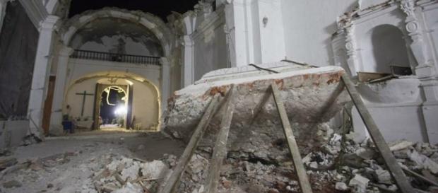 Sólo bastaron 30 segundos, durante el terremoto del pasado martes, para que el techo del templo se desplomara completamente. Sólo bastaron 30 segundos, durante el terremoto del pasado martes, para que el techo del templo se desplomara completamente.