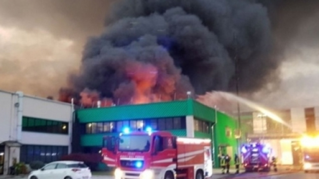 L'incendio che ha devastato la parte vecchia della fabbrica del colosso Friulano.