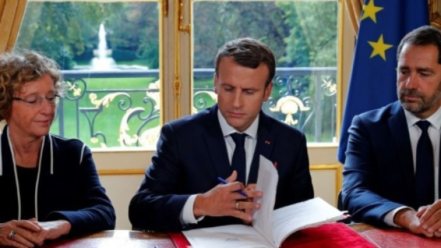 Loi travail: Emmanuel Macron a signé en direct à la télévision les ... - challenges.fr