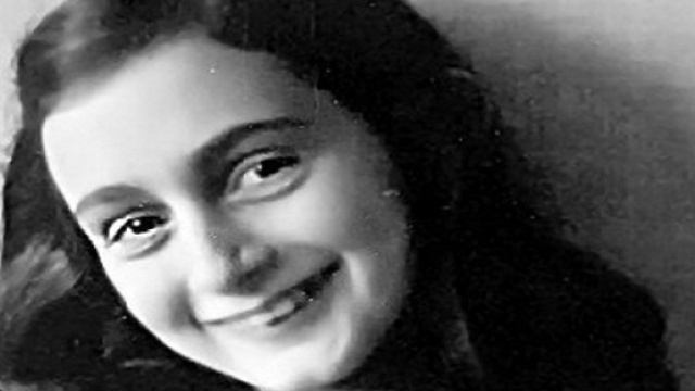 Nella foto, la giovane scrittrice Anne Frank