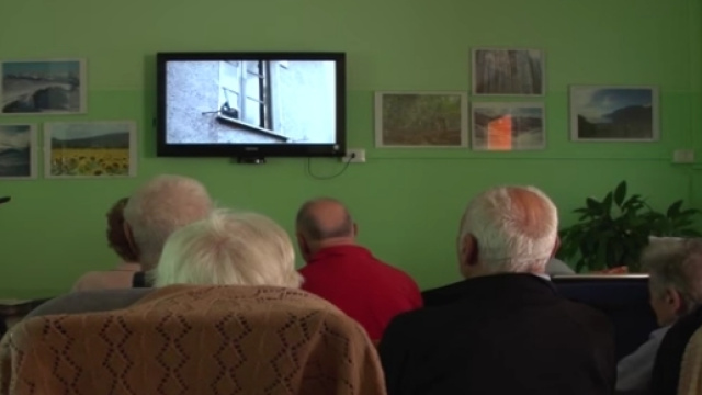 Una casa di riposo, con gli ospiti in sala tv