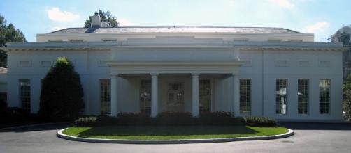 Entrance to the West Wing. / [By Josh Berglund via Wikimedia Commons, CC BY 2.0]