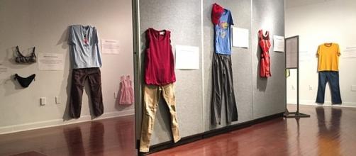 Una foto della mostra d'arte "Che cosa stavi indossando?" - Lawrence, Università di Kansas.