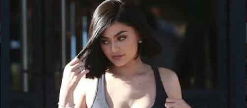 Kylie Jenner vem escondendo barriguinha