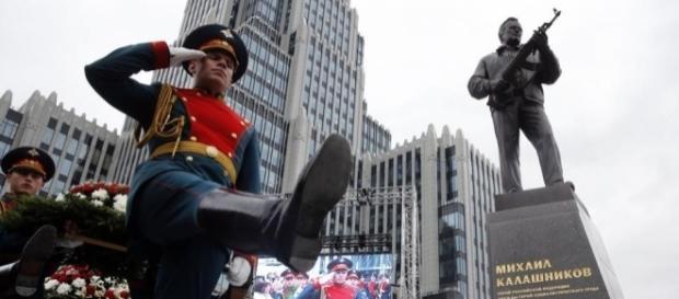 Estátua homenageando Mikhail Kalashnikov foi inaugurada esta semana Estátua homenageando Mikhail Kalashnikov foi inaugurada esta semana