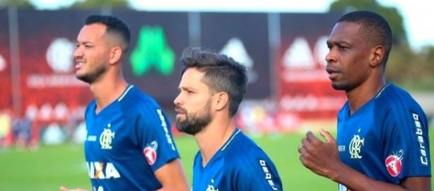Trio de jogadores poupados, juntamente com Arão e Guerrero Trio de jogadores poupados, juntamente com Arão e Guerrero