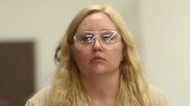 Amanda Bynes fotografata mentre fa la spesa (Fonte: The Sun)