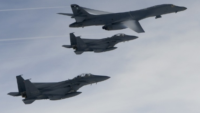 I bombardieri americani B-1B Lancer si sono levati in volo al confine tra due Coree