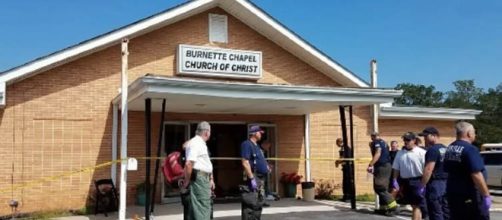 A gunman shot a woman dead and injured 8 others including himself in a Tennessee church [Image: YouTube/The Oregonian]