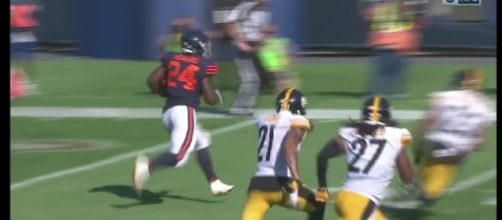 Chicago's Jordan Howard scores the game-winning TD on the ground in OT versus the Steelers. [Image via NFL/YouTube]