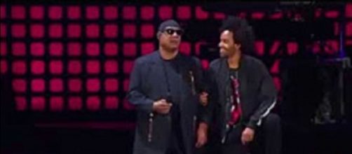Stevie Wonder makes powerful statement from his knees at 2017 Global Citizen Festival. Screencap Mitchell Wiggs/YouTube