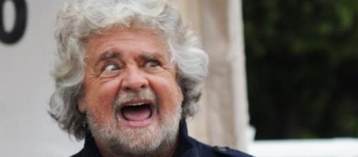 Un immagine di Beppe Grillo in un incontro con i sostenitori.