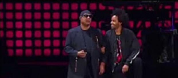 Stevie Wonder makes powerful statement from his knees at 2017 Global Citizen Festival. Screencap Mitchell Wiggs/YouTube Stevie Wonder makes powerful statement from his knees at 2017 Global Citizen Festival. Screencap Mitchell Wiggs/YouTube