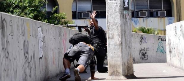 Tiroteio na Rocinha provoca bloqueio de ruas. Pezão pede Exército ... - com.br Tiroteio na Rocinha provoca bloqueio de ruas. Pezão pede Exército ... - com.br