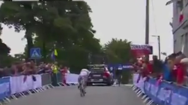 Gianni Moscon agganciato all'ammiraglia