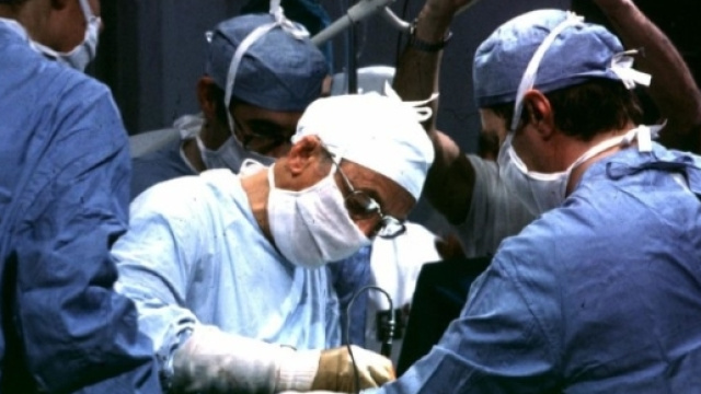 Mistero in sala operatoria all'ospedale di Eboli.Ragazza 27enne si sveglia e comincia a parlare in inglese.Fonte:http://www.essepress.com/