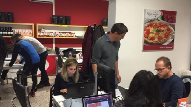 Per tutto il weekend la parte logistica dell'azienda ha continuato a lavorare per trovare una soluzione e continuare la produzione.