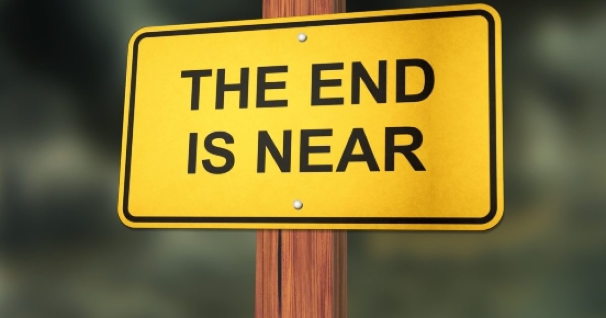Конец близок на английском. The end in near. Человек с плакатом. The end is near. Гомер the end is near.