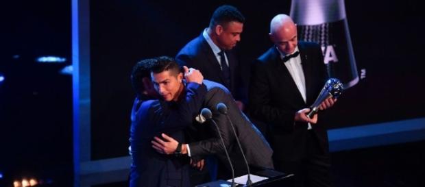 Diego le entregó el premio a Cristiano. - com.ar Diego le entregó el premio a Cristiano. - com.ar