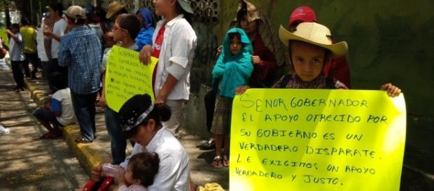 Más de 300 mil desplazados, huyen de la violencia, pero sabemos que el gobierno de Peña Nieto busca el despojo de las Tierras Mexicanas Más de 300 mil desplazados, huyen de la violencia, pero sabemos que el gobierno de Peña Nieto busca el despojo de las Tierras Mexicanas