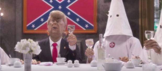 Sketch de Les Guignols de l'Info con Donald Trump y el Ku Klux Klan en el concurso "Miss Inmigrante", Sketch de Les Guignols de l'Info con Donald Trump y el Ku Klux Klan en el concurso "Miss Inmigrante",