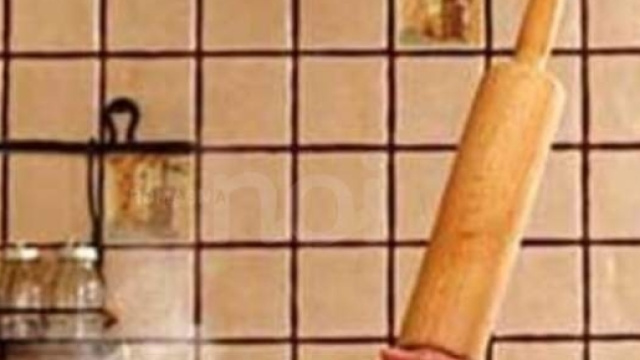 Con un mattarello che si usa in cucina per stendere gli impasti, una moglie al culmine di una lite ha ucciso il marito in provincia di Arezzo.