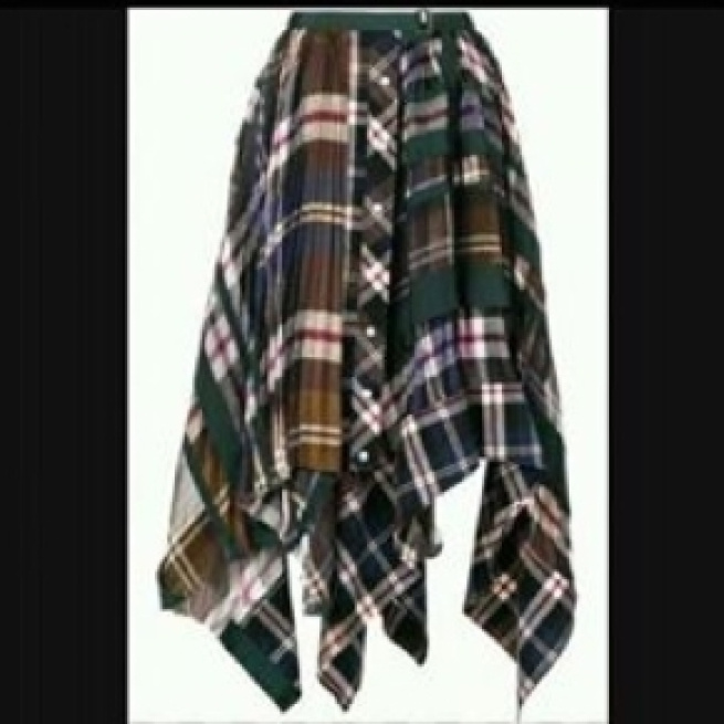 Sacai e la sua gonna scozzese molto glam.
