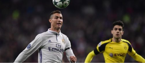 Cristiano Ronaldo devant Marc Bartra (décembre 2016) | AFP