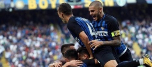 La gioia dei giocatori dell'Inter dopo il gol-partita segnato al Genoa al 'Meazza'