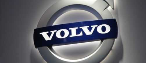 Volvo Emblem [Image via Ian Muttoo/Flickr]