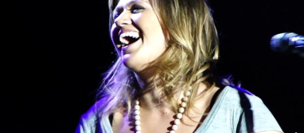 Kelly Clarkson reveals reason for choosing "The Voice" over "American Idol." (Wikimedia/Febarrosbr) Kelly Clarkson reveals reason for choosing "The Voice" over "American Idol." (Wikimedia/Febarrosbr)