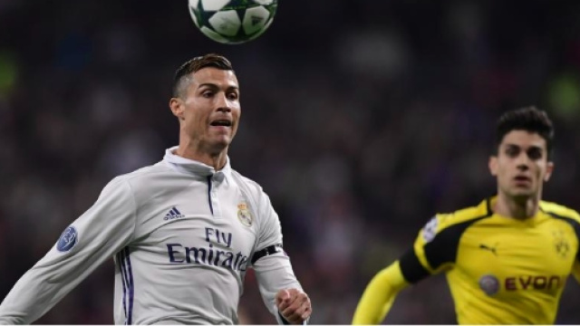 Cristiano Ronaldo devant Marc Bartra (décembre 2016) | AFP