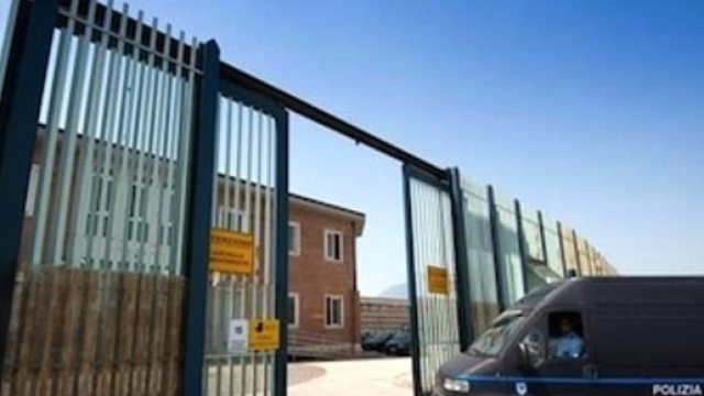 Dopo essere stato portato in cella di sicurezza, un senegalese si &egrave; suicidato senza che nessuno cercasse di fermarlo