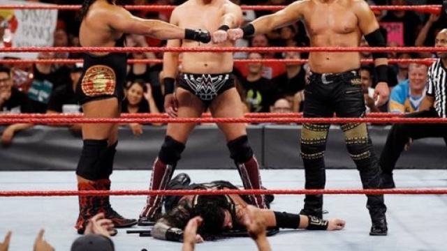 The Miz ed il Miztourage scherniscono lo Shield.