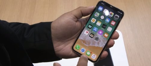 Apple iPhone X - [Image: The Verge Channel / YouTube screencap]