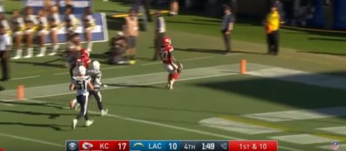 Kareem Hunt running for a touchdown (c) https://www.youtube.com/channel/UCDVYQ4Zhbm3S2dlz7P1GBDg